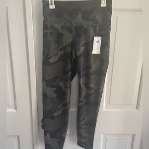 NWT Old Navy army green camo high rise Elevate legging size L